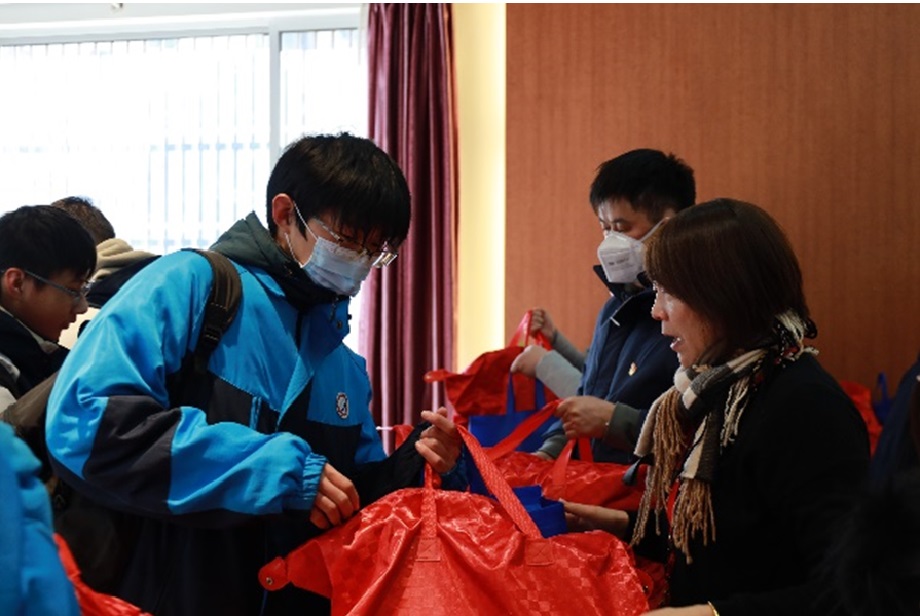 上海交通职业技术学院宝山校区学生冬令送温暖活动顺利举行